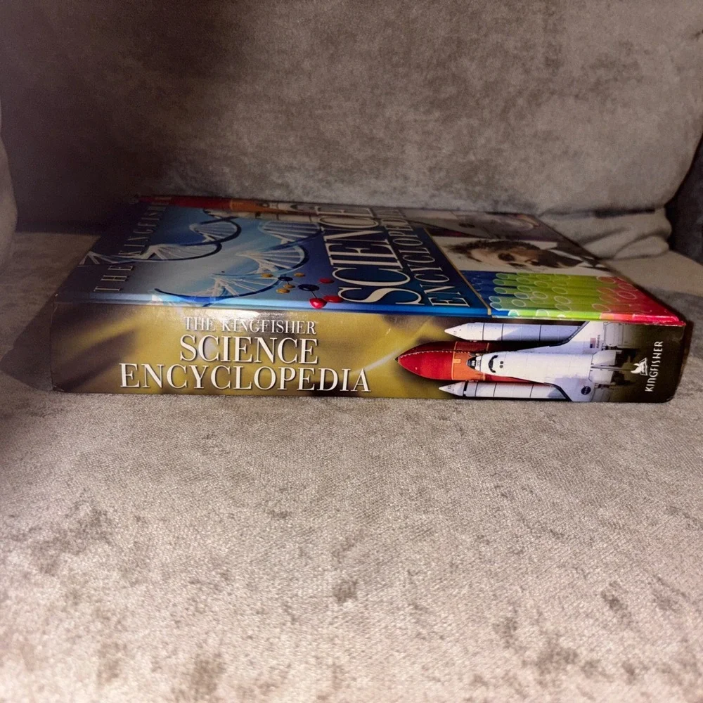 The Kingfisher Science Encyclopedia: With 80 Interactive Augmented Reality M...